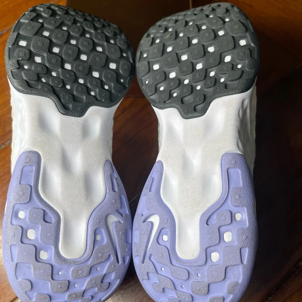 Women Nike White and Light Green Sneakers size 7 - Picture 5 of 9